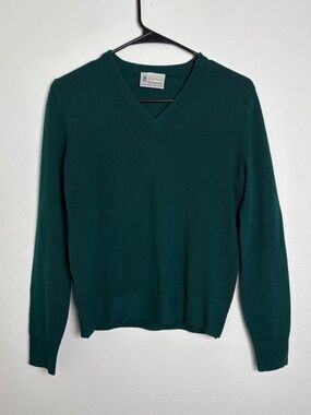 Dalkeith Women’s V-Neck Lambswool Sweater in Viridian Small/Medium